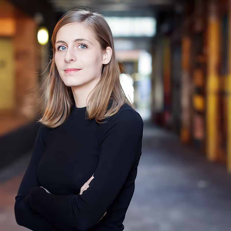 Portrætfoto taget i dagslys i Vejle Centrum